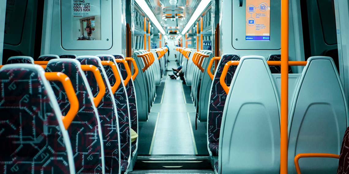 Vagone di un treno per il trasporto passeggeri con schermi dedicati all'intrattenimento a bordo